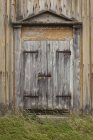 Vista exterior de la puerta de corteza de madera - foto de stock