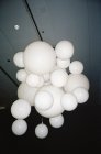Vista inferior de um monte de balões brancos pendurados no teto — Fotografia de Stock