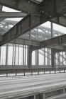 Struttura metallica del ponte stradale in tempesta di neve — Foto stock