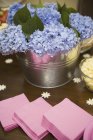 Hydrangea цветы на столе с салфетками — стоковое фото