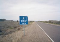 Panneau routier de zone de téléphone portable à côté de l'autoroute à deux voies — Photo de stock