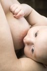 Матері годування грудьми свою дитину — стокове фото