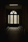 Fotograma completo del hall de entrada oscuro y la puerta - foto de stock