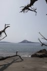 Удаленный вид на вулкан Кракатау с пляжа — стоковое фото