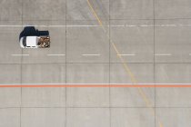 Vue aérienne du van traversant l'aire de trafic de l'aéroport — Photo de stock