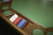 Drei Stapel Glücksspielchips am Casino-Tisch — Stockfoto