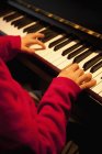 Imagem recortada do pianista Criança — Fotografia de Stock