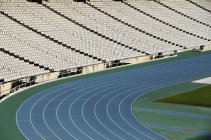 Беговые дорожки и пустые трибуны на спортивном стадионе — стоковое фото