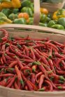 Cestas con chiles rojos y pimientos verdes - foto de stock