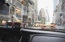 Cruscotto e tassametro dentro taxi, New York City — Foto stock