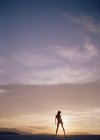 Силуэт женщины на закате — стоковое фото