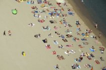 Люди расслабляются на пляже с новой водой — стоковое фото