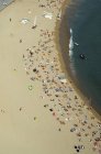 Вид с воздуха на людей, отдыхающих на песчаном пляже — стоковое фото