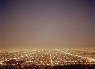 Живописный вид на освещенный город в ночные сумерки — стоковое фото