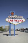 Bienvenido a Las Vegas señal de tráfico contra el cielo azul - foto de stock