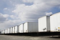 Vista trasera de contenedores de carga en camiones - foto de stock