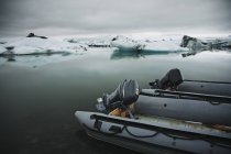 Außenborder-Motorboote an Gletscherlagune festgemacht — Stockfoto