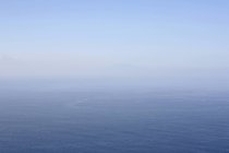 Paesaggio marino con orizzonte nebbioso sul mare — Foto stock