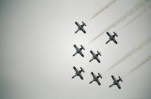 Gruppe von Militärflugzeugen fliegt in Formation — Stockfoto
