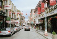 Traffico ed edifici tradizionali, China Town, San Francisco, USA — Foto stock