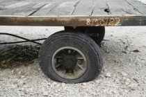 Pneu liso de carrinho à moda antiga na estrada de seixos — Fotografia de Stock
