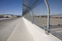 Piegare recinzione al cavalcavia autostrada nella giornata di sole — Foto stock