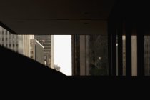 Vue obscure sur les immeubles de bureaux — Photo de stock
