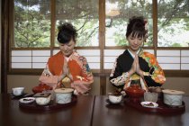 Dos mujeres con kimonos en un restaurante - foto de stock