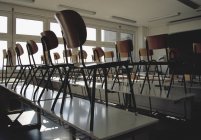 Переглянути порожній класі з кріслами на столах — стокове фото