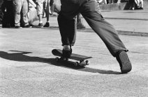 Низкая часть скейтбординга на городской площади — стоковое фото