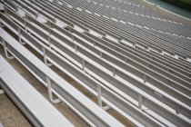 Quadro completo de arquibancadas vazias no estádio — Fotografia de Stock