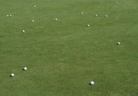 Plan plein cadre de putting green avec balles de golf — Photo de stock
