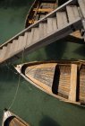 Vista ad alto angolo di barche a remi ormeggiate e scale — Foto stock