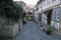 Старомодная улица с деревенскими фасадами и булыжниками — стоковое фото