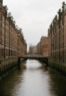 Diminuzione della prospettiva del canale tra gli edifici della città
. — Foto stock