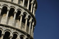 Imagem recortada da Torre Inclinada de Pisa sobre o céu — Fotografia de Stock