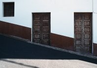 Portas de madeira do edifício residencial na colina — Fotografia de Stock
