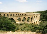 Vista a Pont du Gard, Rosellón, Languedoc, Francia - foto de stock