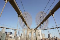 Vista ad angolo basso del ponte di Brooklyn contro il cielo limpido — Foto stock