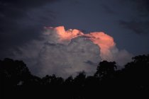 Nube drammatica in cielo al crepuscolo — Foto stock