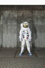 Astronauta de pie en la acera de la ciudad - foto de stock