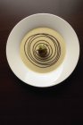 Diretamente acima vista da sobremesa de panna cotta gourmet na mesa — Fotografia de Stock