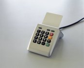 Электронный кард-ридер на сером столе — стоковое фото