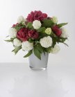 Ramo de flores rojas y blancas en jarrón - foto de stock