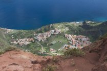 Vista aérea da cidade costeira por mar vista do pico da montanha — Fotografia de Stock
