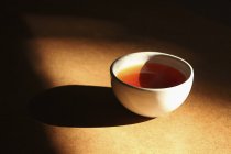 Stillleben von frischem Tee in Tasse auf Tisch — Stockfoto