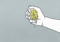 Homme serrant du citron juteux — Photo de stock