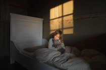 Дівчинка прокладки в ліжку з плюшевого ведмедика — стокове фото