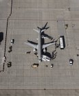 Vista aérea de pasajeros que embarcan en avión comercial en pista en el aeropuerto - foto de stock