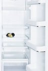 Aguacates en refrigerador blanco abierto y vacío - foto de stock